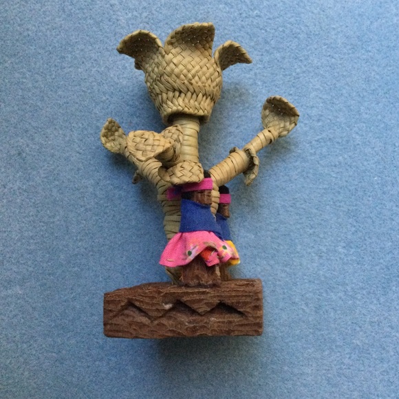 Vintage Tarahumara Hand Woven Yucca Flower with Wooden Figurines -Made in Mexico - Picture 8 of 11